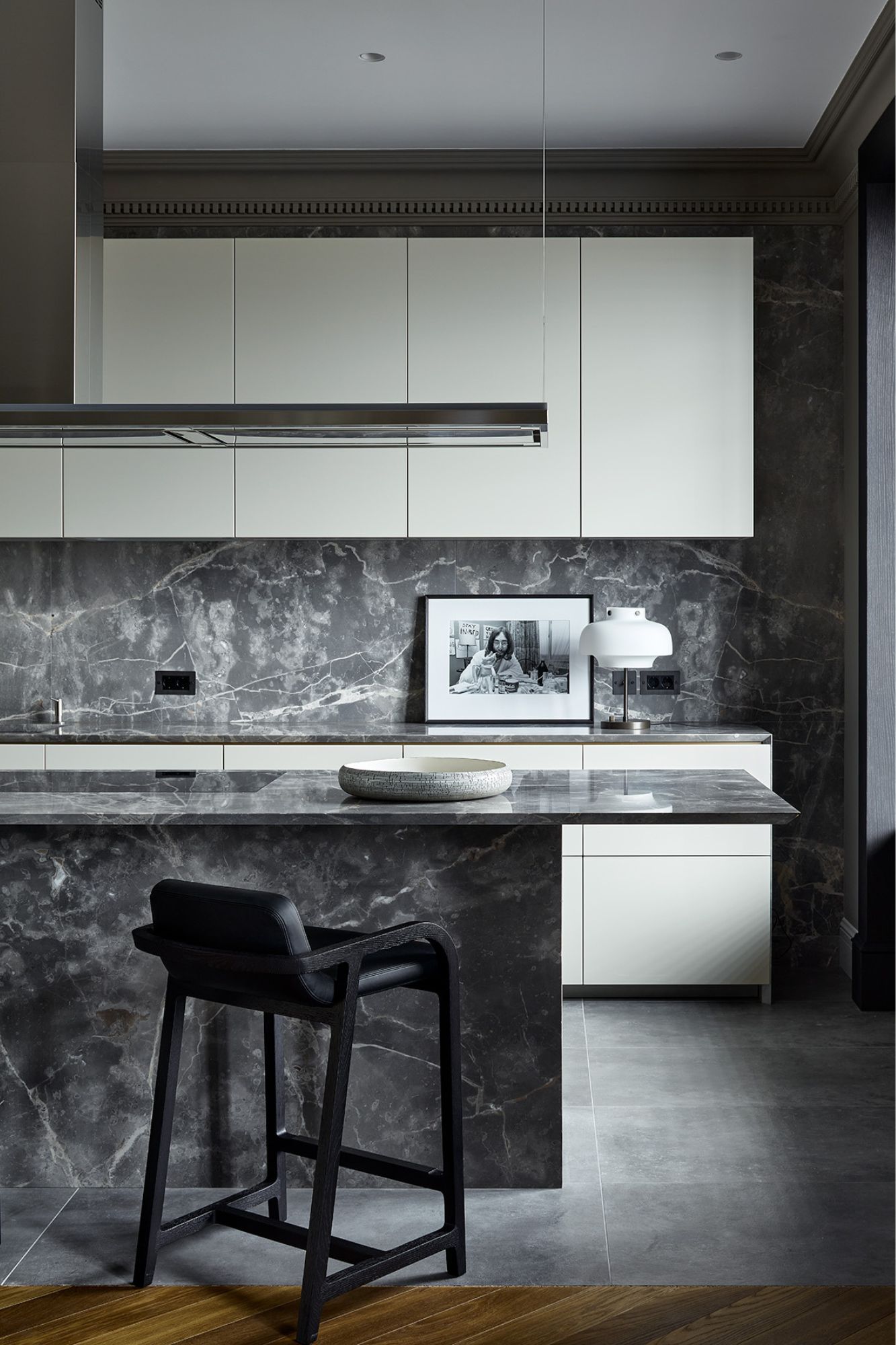 AIYA Bureau, Spacious Family Apartment with an Elegant Atmosphere by AIYA Bureau