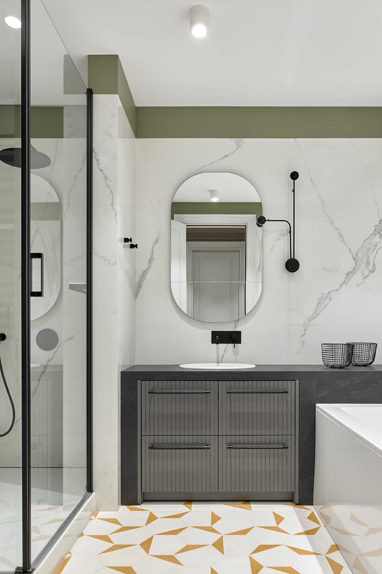 AIYA Bureau, Spacious Family Apartment with an Elegant Atmosphere by AIYA Bureau