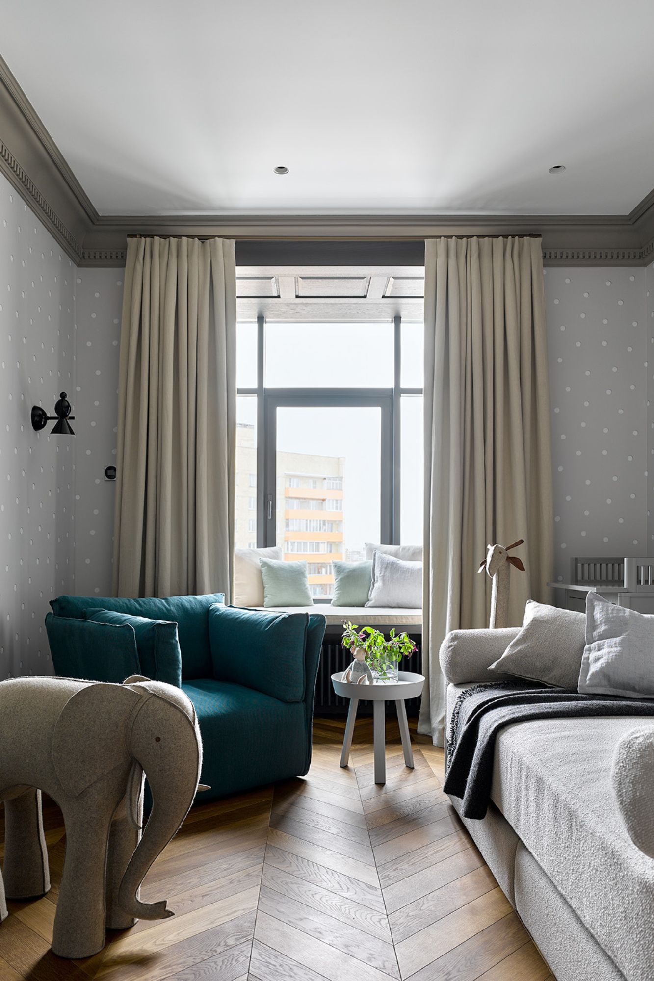 AIYA Bureau, Spacious Family Apartment with an Elegant Atmosphere by AIYA Bureau